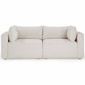 Sofa tapicerowana o spokojnej linii z prostym detalem w odcieniu bieli