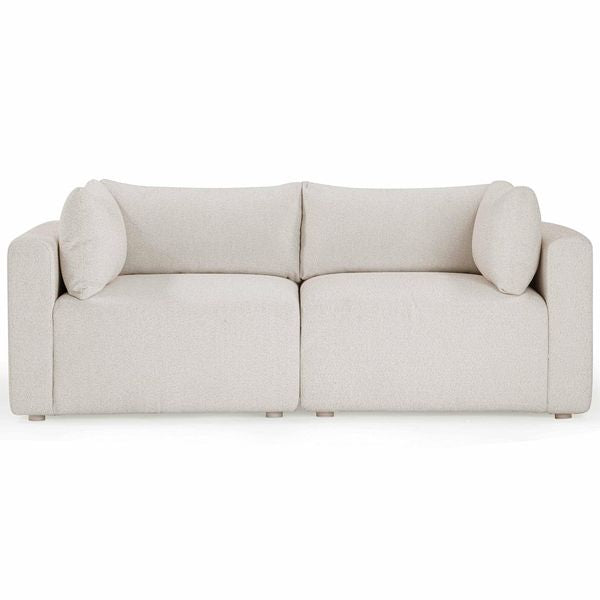 Sofa tapicerowana o spokojnej linii z prostym detalem w odcieniu bieli
